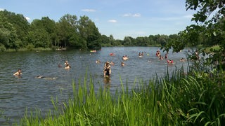 Menschen baden im Achterdieksee