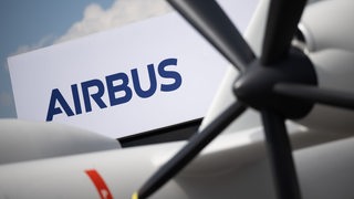 Das Logo von Airbus ist hinter einem Modell der Eurodrone zu sehen.