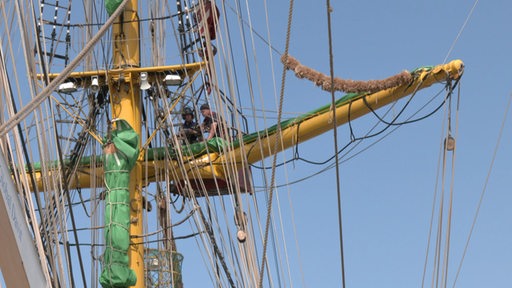 Die Alexander von Humboldt II liegt nach einem Unfall in der Werft im Bremerhavener Fischereihafen und wird auf Schäden geprüft.