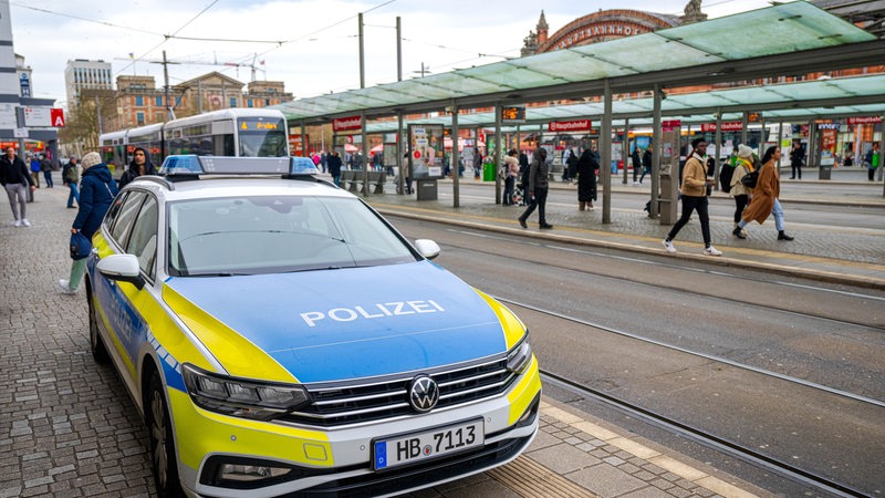 Ein Einsatzfahrzeug der Polizei steht vor dem Bremer Hauptbahnhof. 