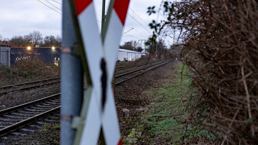 Ein Andreaskreuz an einer Bahnstrecke