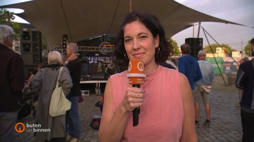 Anna Berkhout bei einer Schalte zum Überseefestival.