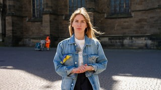 Journalistin Anna Chaika steht auf dem Bremer Marktplatz.