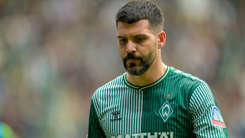 Werder-Verteidiger Anthony Jung geht mit hängendem Kopf vom Platz