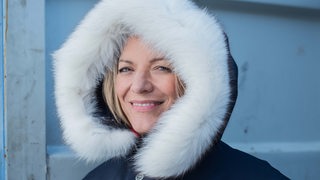 Antje Boetius in Polar-Jacke mit Fellkapuze