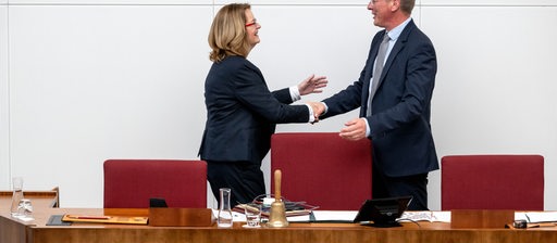 Frank Imhoff, Vorsitzender der Bremer CDU-Fraktion, gratuliert in der Bürgerschaft Antje Grotheer (SPD), die das Amt der Bürgerschaftspräsidentin von Imhoff übernimmt.