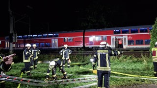 Die Feuerwehr evakuiert einen Zug in Apen, weil ein Baum in Folge eines Unwetters auf die Oberleitung gefallen ist.