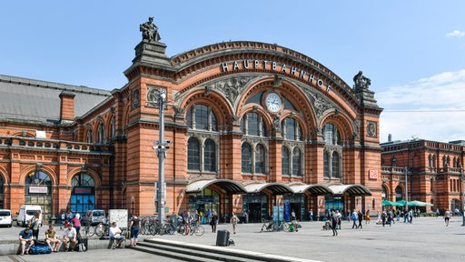 Der Hauptbahnhof in Bremen mit Bahnhofsvorplatz