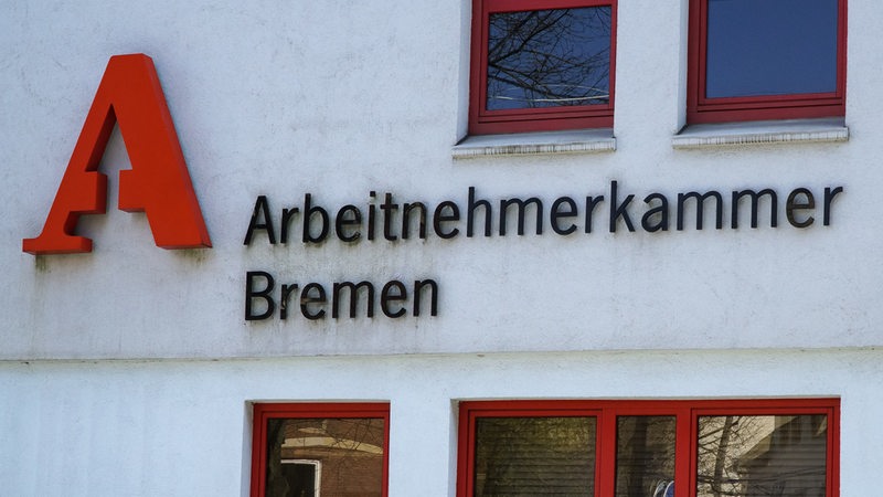 Das Foto zeigt den Schriftzug Arbeitnehmerkammer Bremen.