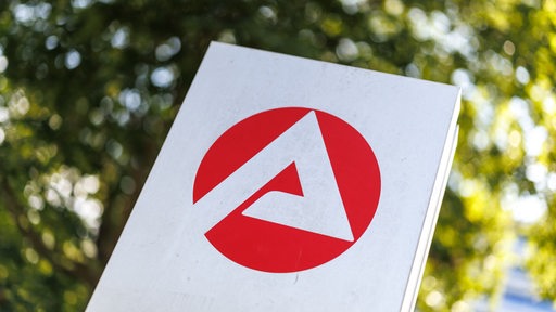 Das Logo der Agentur für Arbeit ist an einer Stele vor der Zentrale der Bundesagentur für Arbeit in Nürnberg zu sehen.