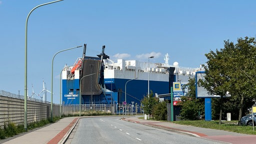 Am Ende einer Straße liegt ein Schiff.