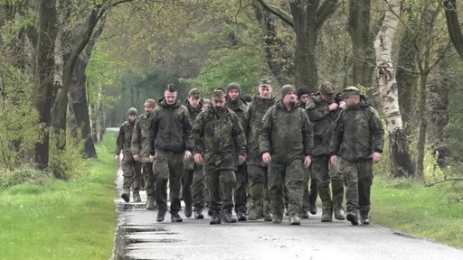 Zu sehen ist ein Trupp von Soldaten auf der Suche nach Arian.