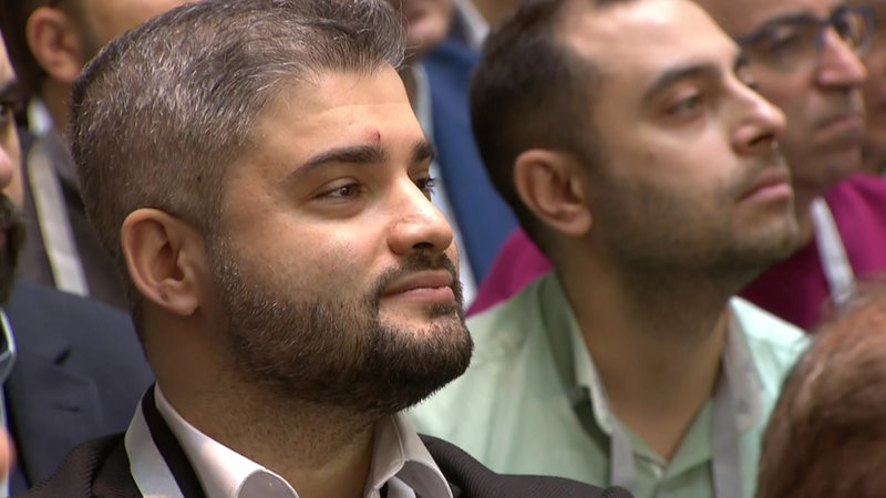 Der Ober-Arzt Mustafa Fahham aus Aleppo bei einem Treffen.