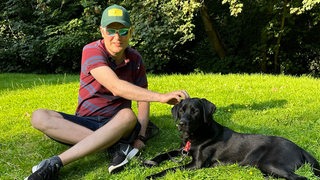 Tobias mit dem Assistenzhund Leo