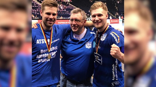 Handball Urgestein Björn Wähmann mit einer Medialle um den Hals.