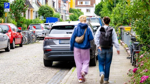 Autos in der Bremer Innenstadt wurden aufgesetzt auf dem Gehweg abgestellt.