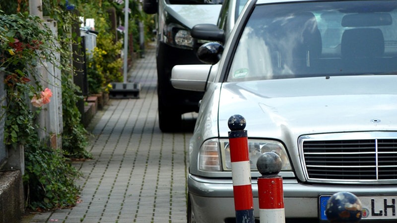 Aufgesetztes Parken in der Bremer Neustadt lassen nur wenig Platz auf dem Fußweg.