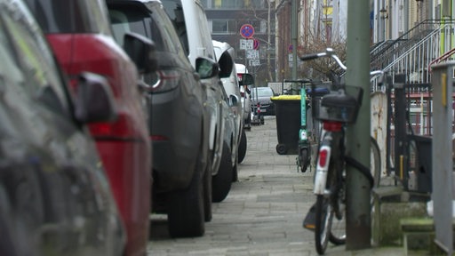 Ein Straßenzug in Bremen-Findorff, der Gehweg is von Autos zugeparkt und Fahrräder stehen im Weg.