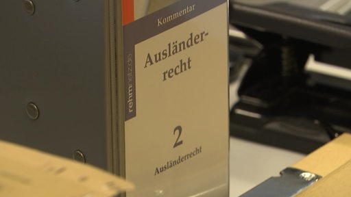 Auf einem Schild steht "Ausländerrecht".