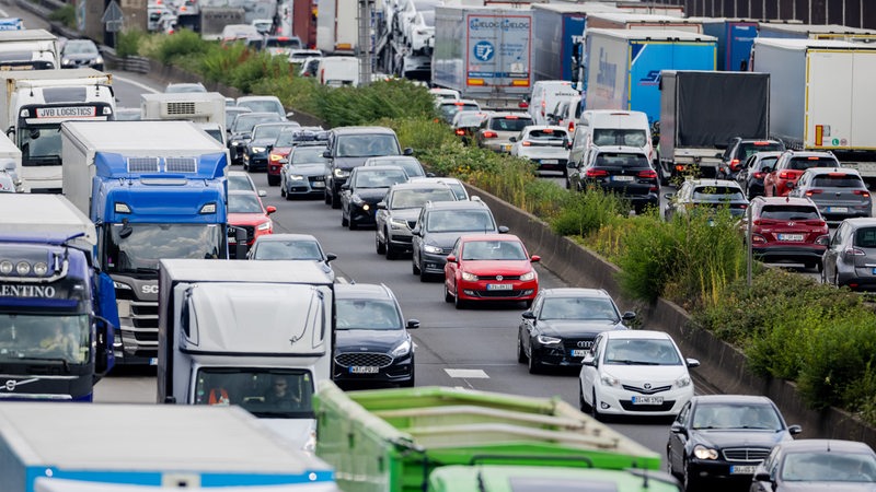 Autos und Lkw stauen sich auf der A3 