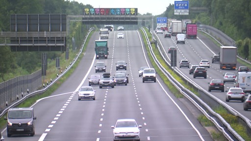 Eine Autobahn mit fahrenden Autos.