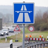 Verkehrsschilder „Autobahn“ und „Durchfahrt verboten“ (hinten rechts) sind an einer Autobahnauffahrt zu sehen. 