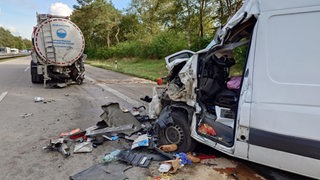 Nach einem Auffahrunfall ist bei einem Sprinter die Motorhaube stark eingedrückt.