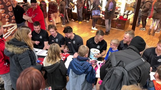 Die Fischtown Pinguins geben Autogramme im Bremerhavener Columbus Center.