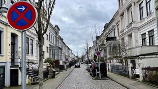 In einer schmalen Wohnstraße in Bremen stehen viele Halteverbotsschilder.