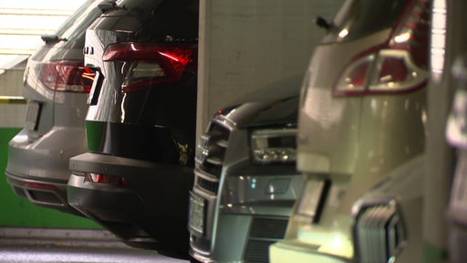 Autos stehen in einem Parkhaus