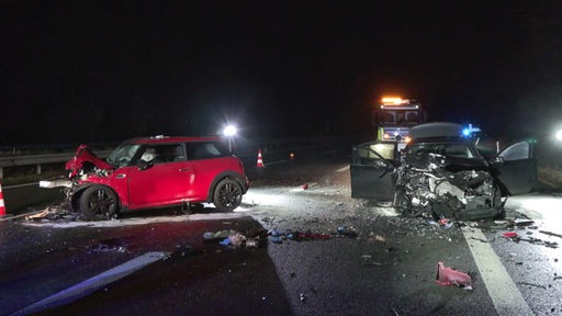 Zwei verunfallte Autos auf der Autobahn.