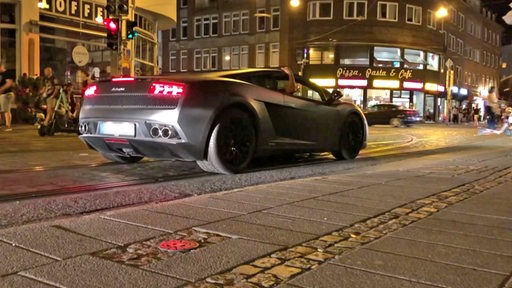 Ein Auto an der Straße in Bremen Viertel beim Autoposen. 