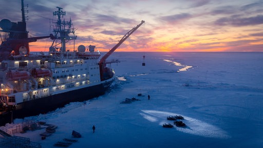 Der Eisbrecher Polarstern im Eismeer im Sonnenaufgang.