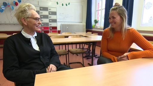 Buten un binnen Autorin Finja Böhling sitzt mit Bärbel Schäfer in einem Klassenzimmer.