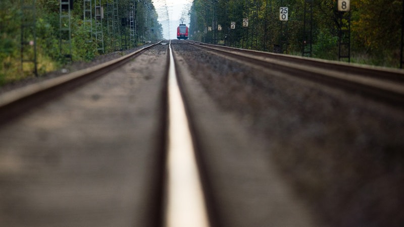 Eine Bahnstrecke, weit entfernt ein Zug