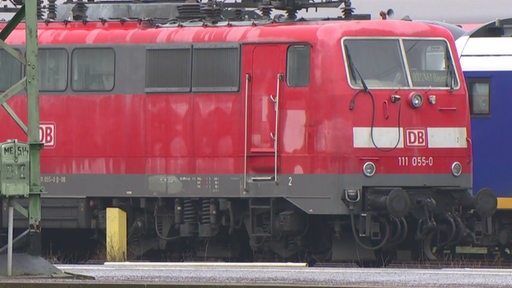 Es ist ein Wagon der deutschen Bahn zu sehen.