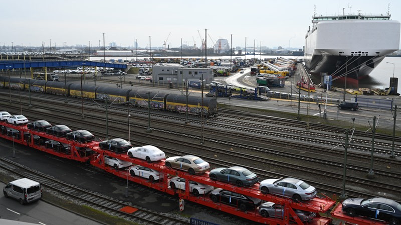  Ein Autozug fährt durch das BLG Auto Terminal. 