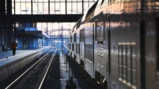 EVG kuendigt 50 stuendigen Bahnstreik an.