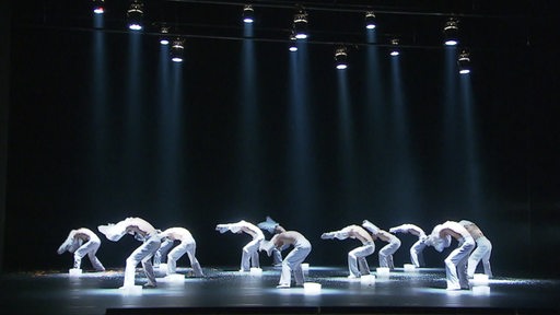 Zu sehen ist ein choreografie vin Balletttänzern im stadttheater Bremerhaven.