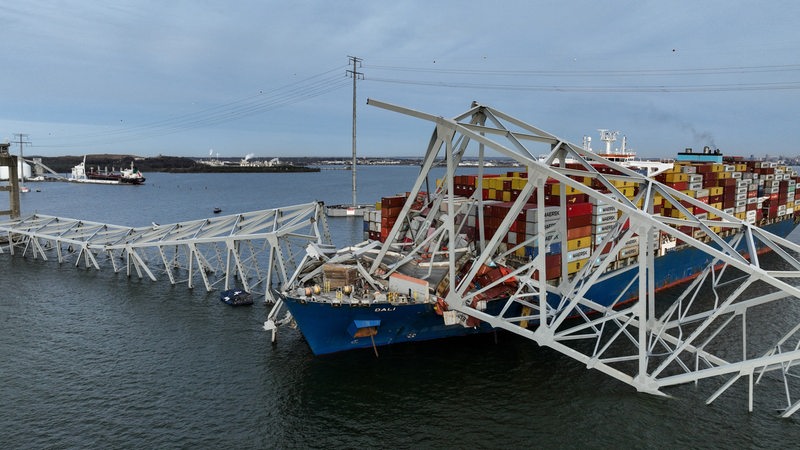 In Baltimore hat ein Schiff eine Brücke gerammt.