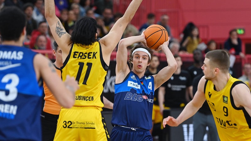 Lennard Larysz im Duell mit den Tigers Tübingen am Ball. 