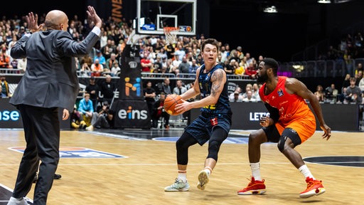 Justin Jaworski führt im Spiel gegen Chemnitz den Ball.