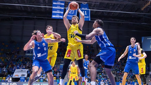 Aleksandar Zecevic von den Baskets Oldenburg springt vor dem Korb hoch, den Ball in beiden Händen.