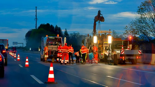 In der Nacht wird auf einer Autobahn gebaut.