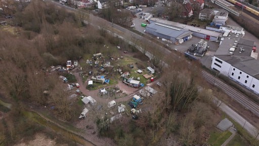 Bauwägen und gebastelte Unterkünfte stehen am Hagenweg in Bremen Walle.