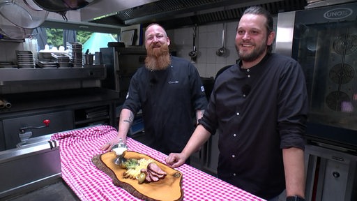 Die BBQ-Buddies Sene Segsulka und Hendrik Gödje 