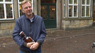 Uwe Lammers mit einer Bierkaraffe