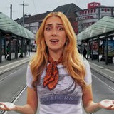 Die Moderatorin Bianca Marstaller vor dem Bremer Hauptbahnhof.