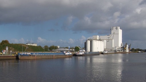 Binnenschiffe liegen im Hafen von Oldenburg.