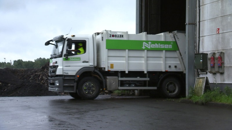 Ein Müllwagen der Firma Nehlsen mit Biomüll.